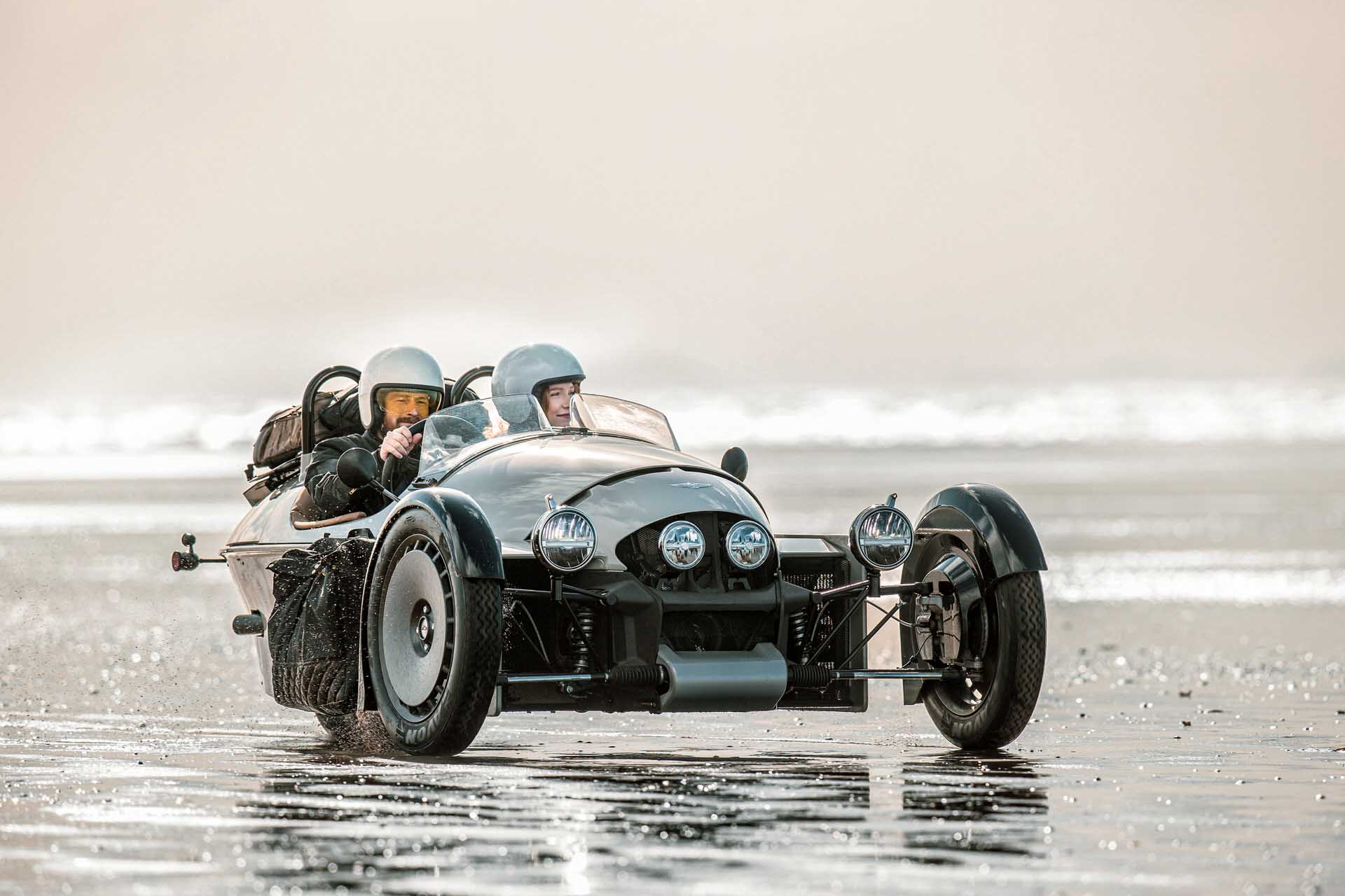 浪漫與生俱來，Morgan Super 3 三輪車跑不快、但超帥！