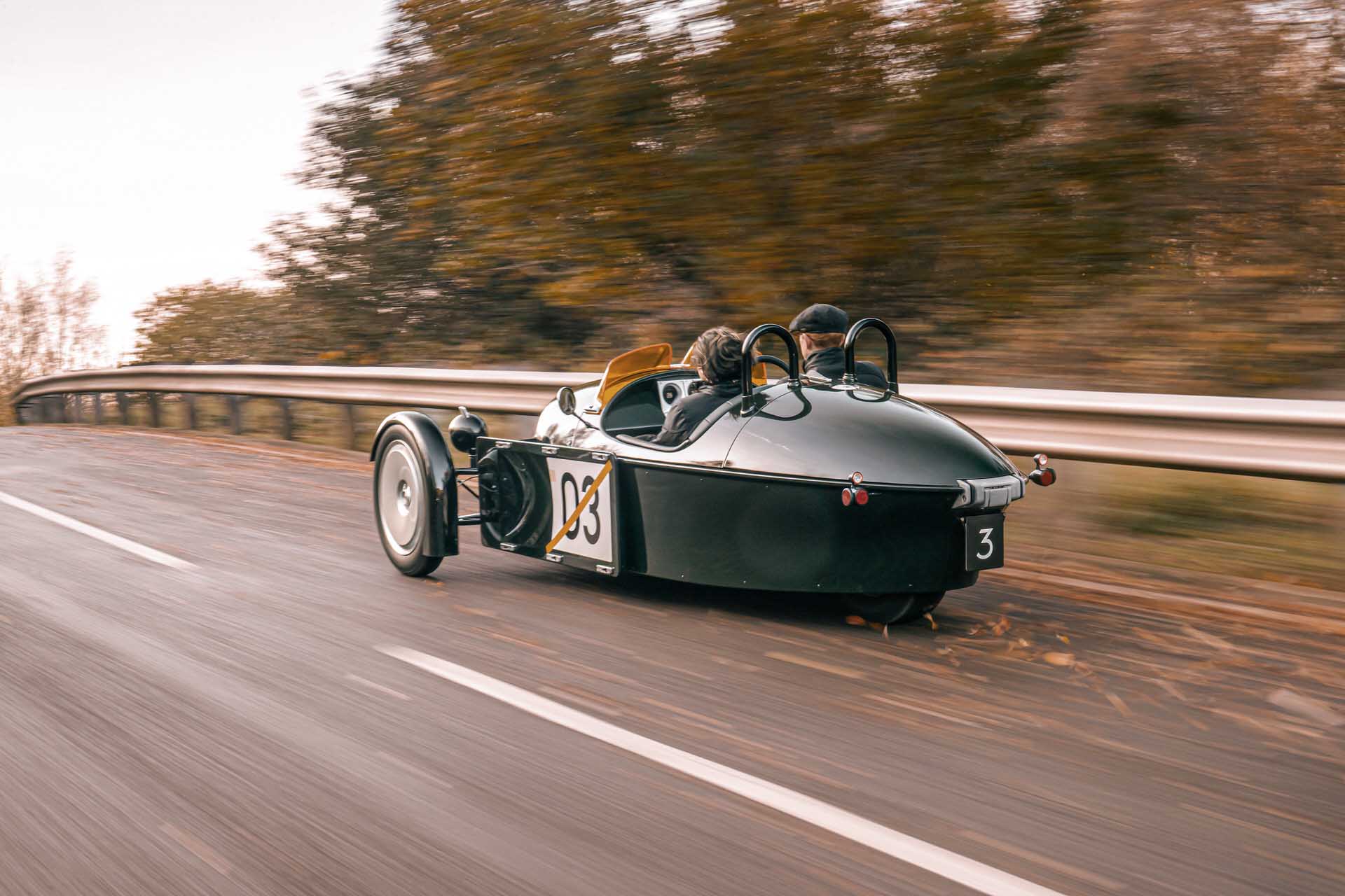 浪漫與生俱來，Morgan Super 3 三輪車跑不快、但超帥！