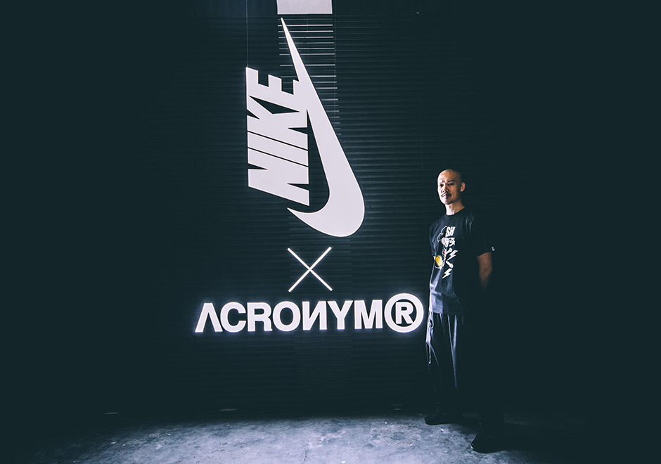 ACRONYM® 之所以在潮流迷們間討論度如此火熱，其中也是因為 ACRONYM® 主理人 Errolson Hugh，正是將 Nike 旗下人氣戶外支線 ACG 帶起的幕後推手。建立起友好關係的雙方，近期也屢屢攜手打造融合雙方核心精神的聯名款式，揉合 ACRONYM® 至尊級品質機能與 Nike 在運動潮流領域的獨特設計，ACRONYM® x Nike 絕對是不可錯過的重磅合作。