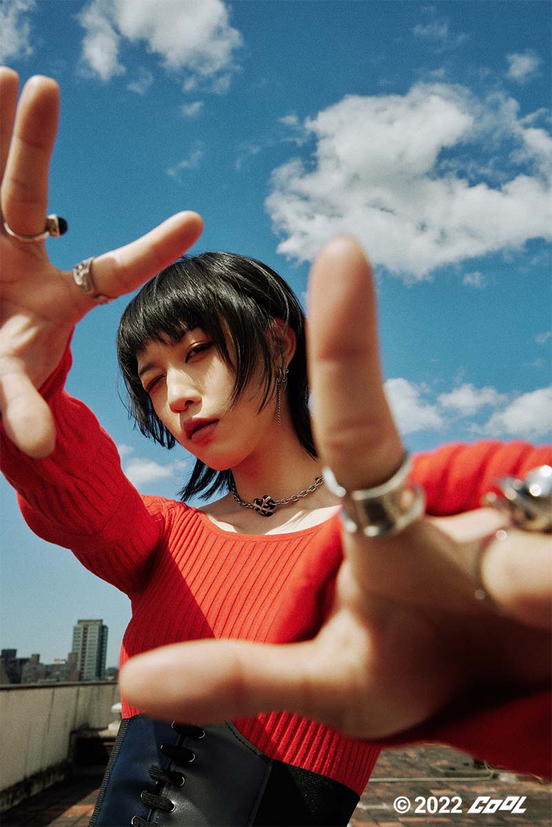 真人版 NANA 現身！胡寜化身龐克寶貝結合 LOVE、DREAM、LIGHT 元素腳踩 Dr. Martens 經典神還原 看到漫迷會流淚！