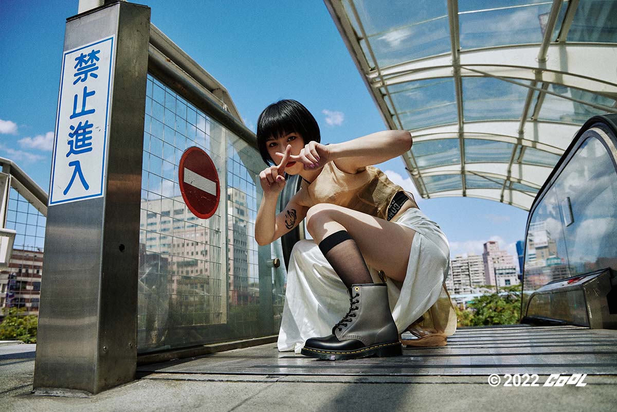 真人版 NANA 現身！胡寜化身龐克寶貝結合 LOVE、DREAM、LIGHT 元素腳踩 Dr. Martens 經典神還原 看到漫迷會流淚！