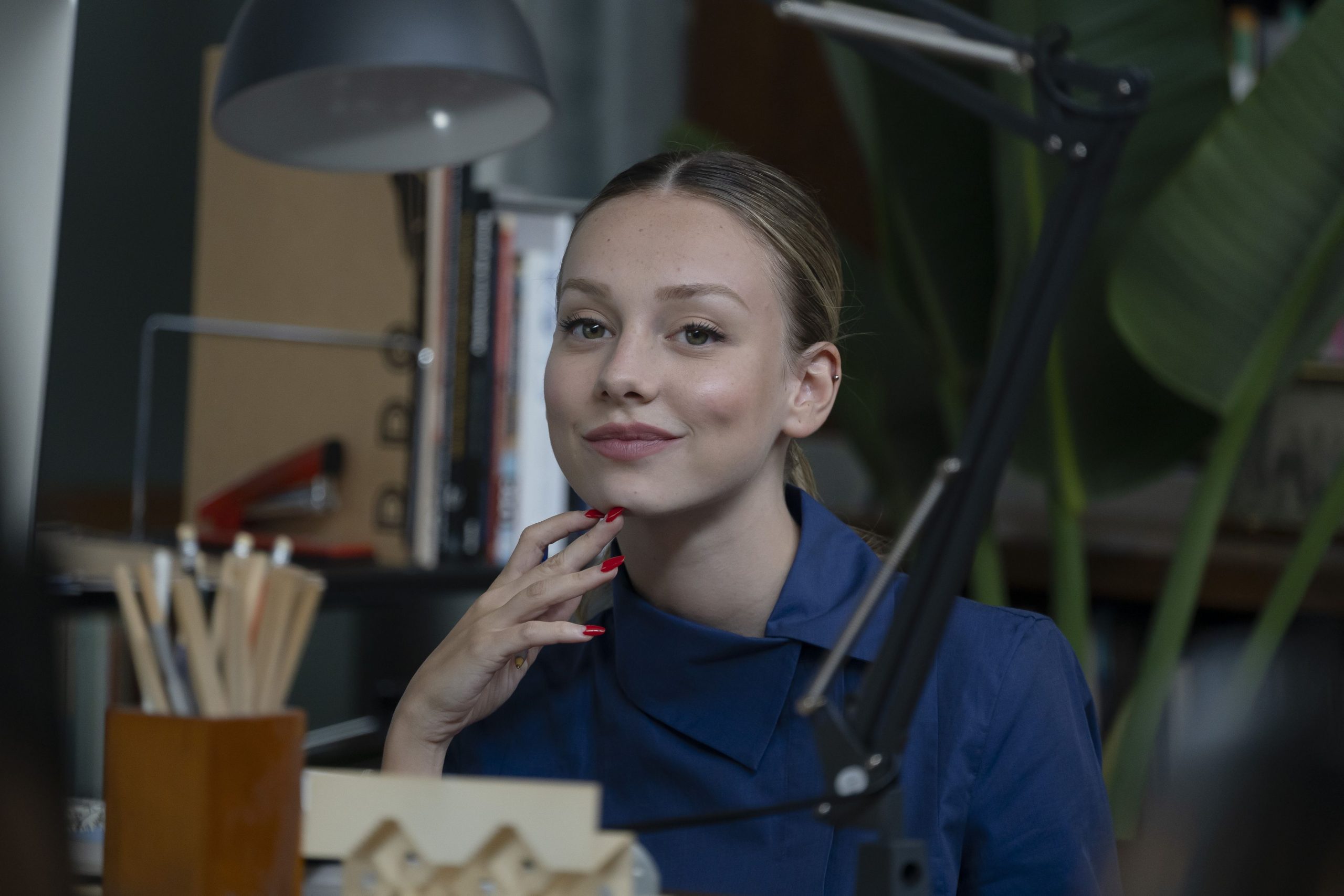 22 歲長太正！「菁英殺機」艾斯特愛珀斯托《丟包大作戰》公眾場所激吻人夫：這小三誰不會出軌？