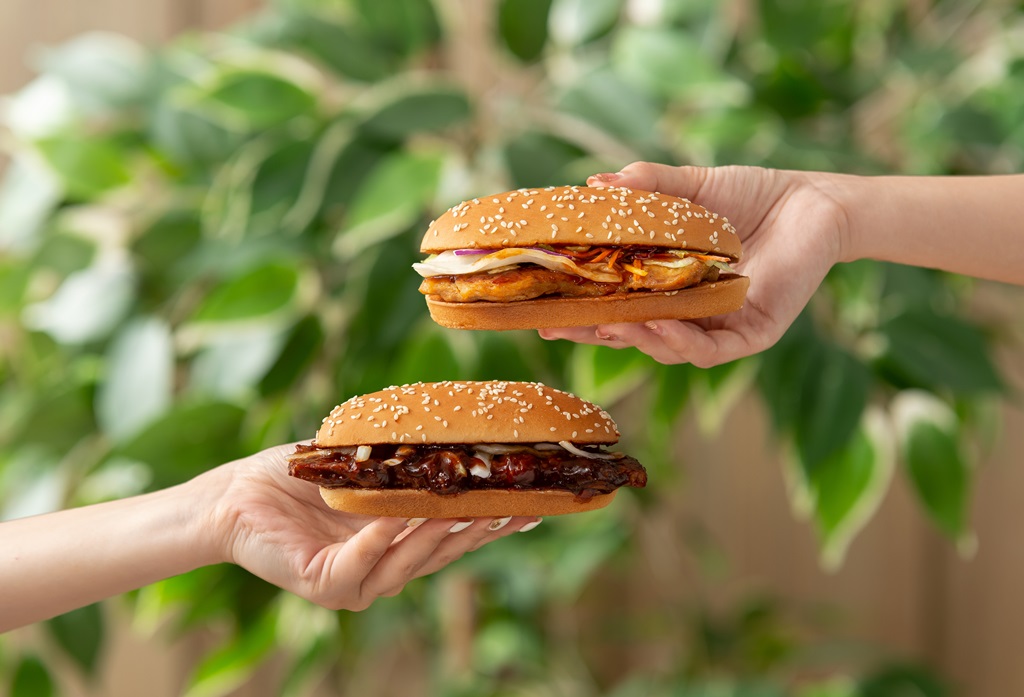 麥當勞復刻經典BBQ雙堡：「板烤雞腿堡」與「烤汁豬排堡」，3月23日起至4月19日止限期上市！