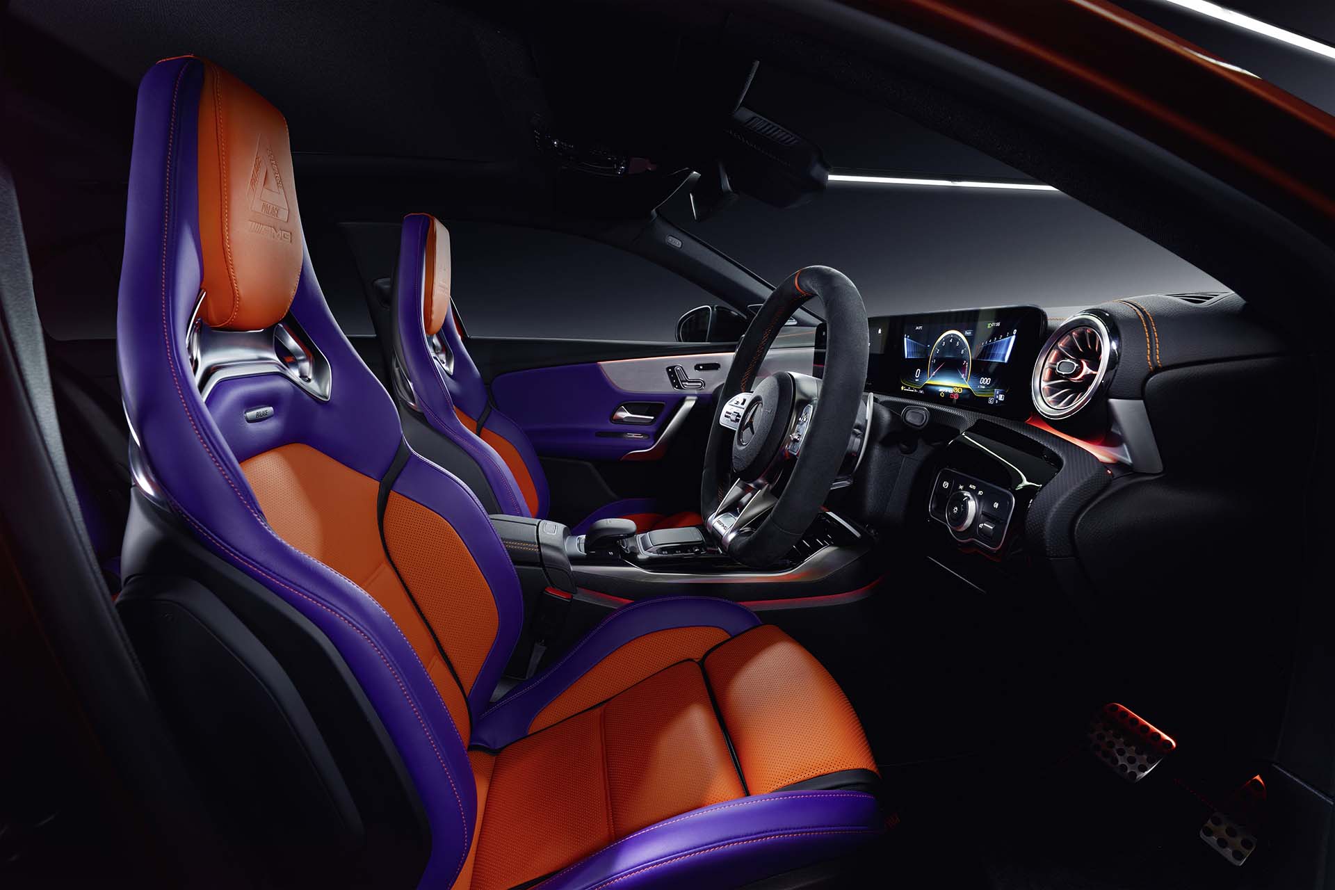 Mercedes-AMG 攜手 Palace Skateboards 推出 4 款藝術車，多款聯名單品準備搶起！