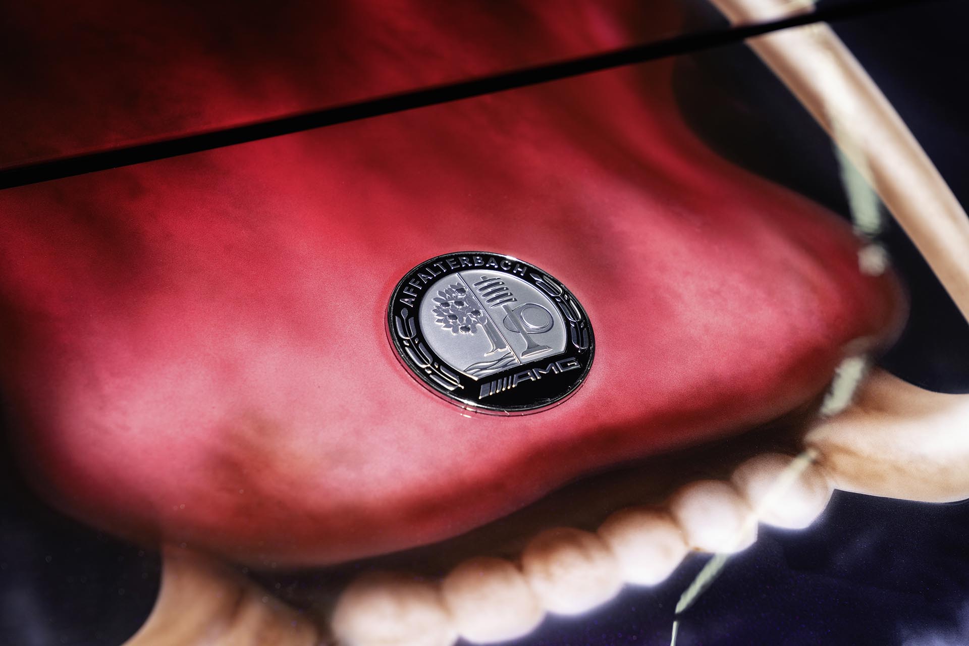 Mercedes-AMG 攜手 Palace Skateboards 推出 4 款藝術車，多款聯名單品準備搶起！