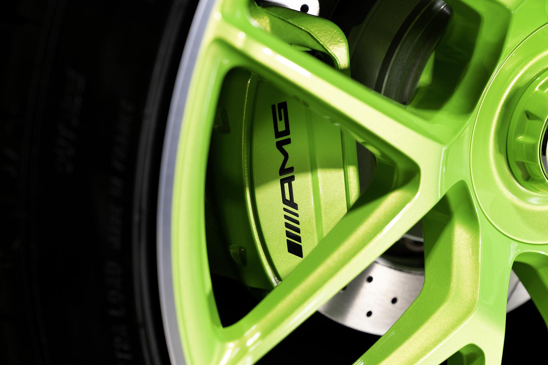 Mercedes-AMG 攜手 Palace Skateboards 推出 4 款藝術車，多款聯名單品準備搶起！