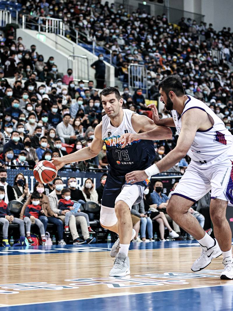 230 公分巨人轉戰 T1！富邦勇士宣布「馬爾他巨獸」德古拉 正式離隊，台啤英熊壓線搶人成功！