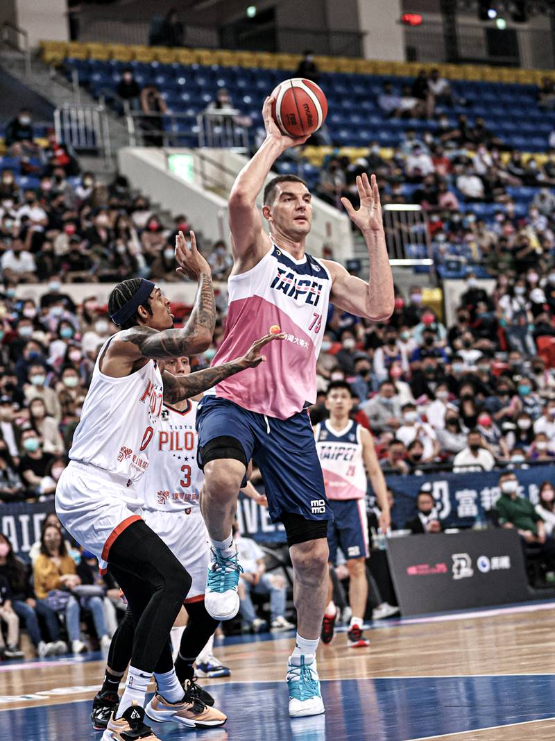 230 公分巨人轉戰 T1！富邦勇士宣布「馬爾他巨獸」德古拉 正式離隊，台啤英熊壓線搶人成功！