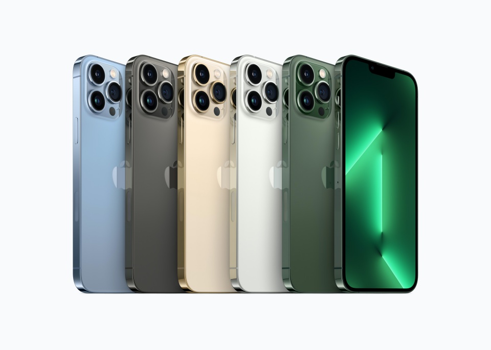 iPhone 13 Pro 和 iPhone 13 Pro Max 目前提供天峰藍色、石墨色、金色、銀色和即將上市的全新松嶺青色。