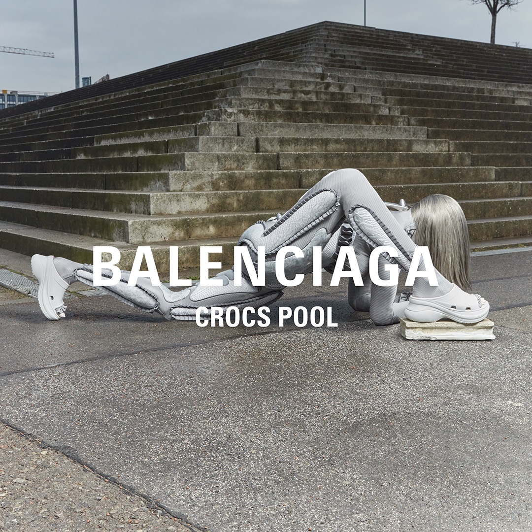 創意總監 Demna Gvasalia 執掌 Balenciaga 之後為這個奢侈時裝屋增添更多「美」的可能，而在繼 2022 冬季 360° 時裝大秀隨後，品牌亦再度公開與 Crocs 聯乘的全新話題鞋款「Pool Slide」。