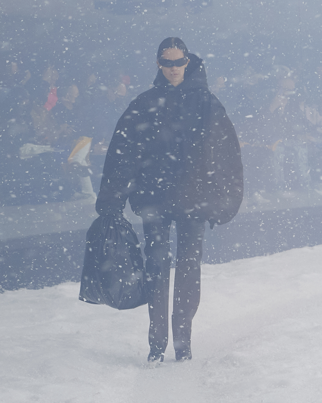 風暴後的嶄新！巴黎世家 2022 冬季 360° 時尚大秀正式發布