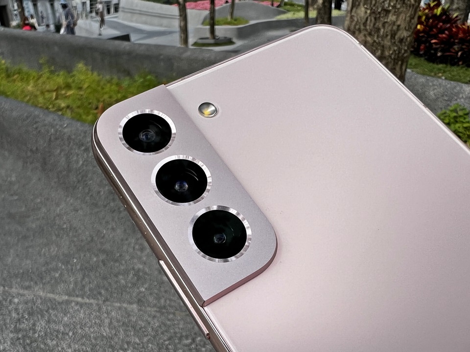 COOL開箱｜手機界單眼！兩大陣營機皇 Samsung Galaxy S22+ vs iPhone 13 Pro Max 影像對決