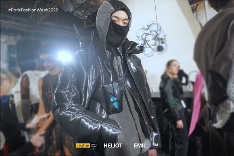 realme攜手新銳品牌HELIOT EMIL登上巴黎時裝周