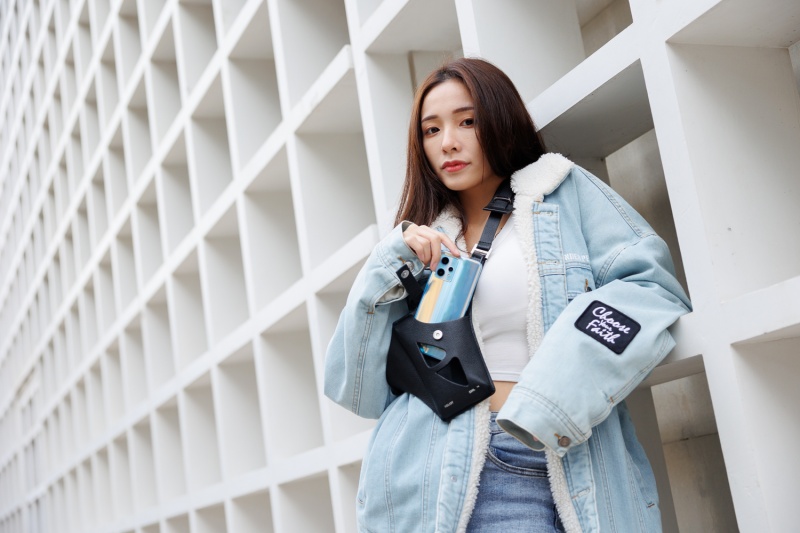 realme 攜手新銳設計品牌 HELIOT EMIL 登上巴黎時裝周！realme 9 Pro 系列專屬手機包限量推出