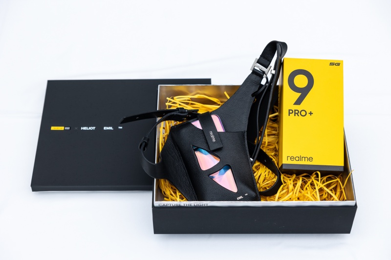realme 攜手新銳設計品牌 HELIOT EMIL 登上巴黎時裝周！realme 9 Pro 系列專屬手機包限量推出