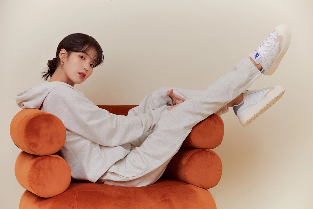 我婆怎麼穿都正爆！IU 三種穿搭演繹 New Balance CT302，不論什麼風格都百搭！