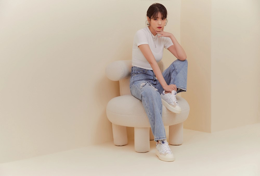 我婆怎麼穿都正爆！IU 三種穿搭演繹 New Balance CT302，不論什麼風格都百搭！
