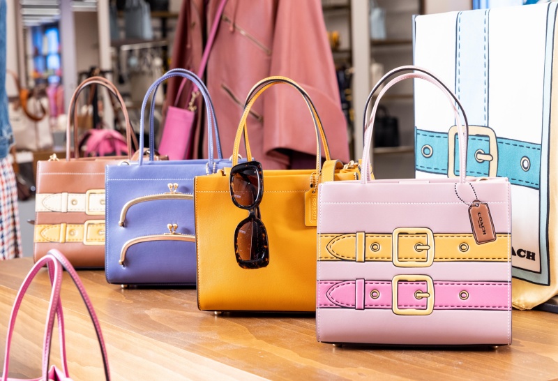 品牌之友曾之喬、鳳小岳助陣！COACH 新光三越台中店盛大重新開幕， 2D 錯視包超萌開賣！