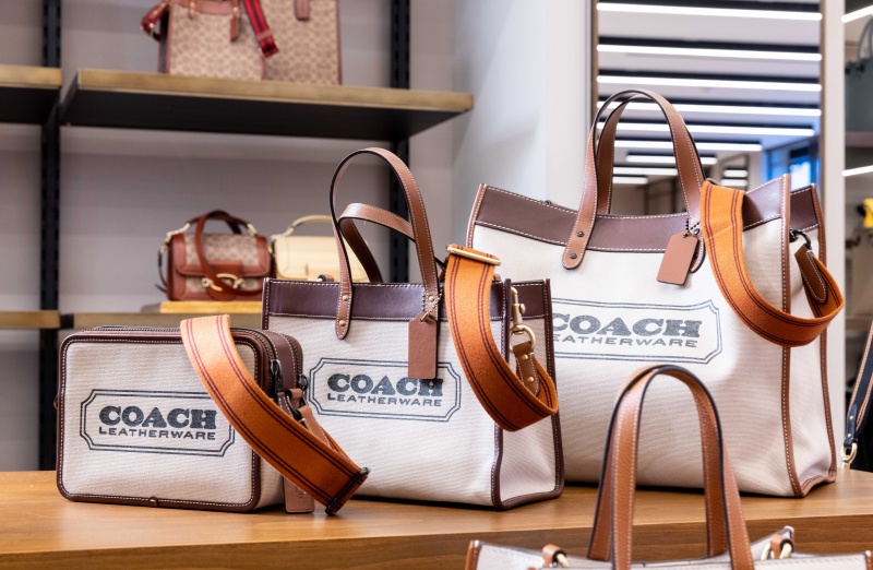 品牌之友曾之喬、鳳小岳助陣！COACH 新光三越台中店盛大重新開幕， 2D 錯視包超萌開賣！