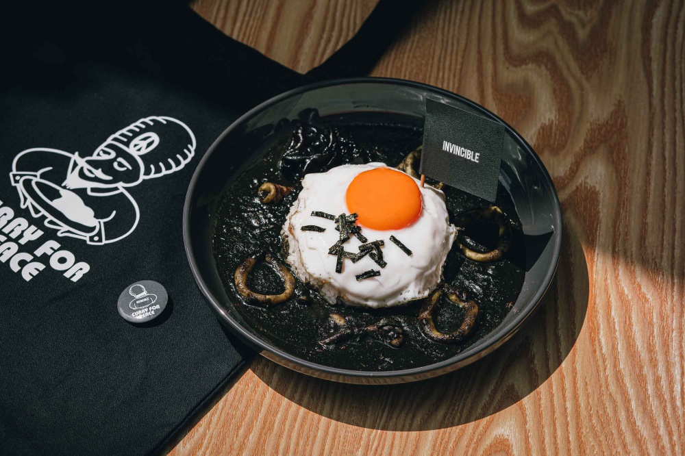 每日限量十份！ INVINCIBLE x 人氣咖哩店 Curry For Peace 推出「極黑咖哩限定套餐」，限量黑盤隨餐附！