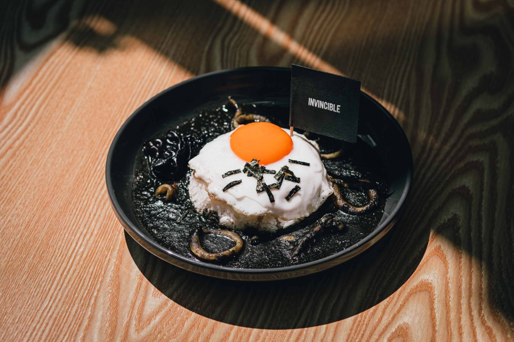 每日限量十份！ INVINCIBLE x 人氣咖哩店 Curry For Peace 推出「極黑咖哩限定套餐」，限量黑盤隨餐附！