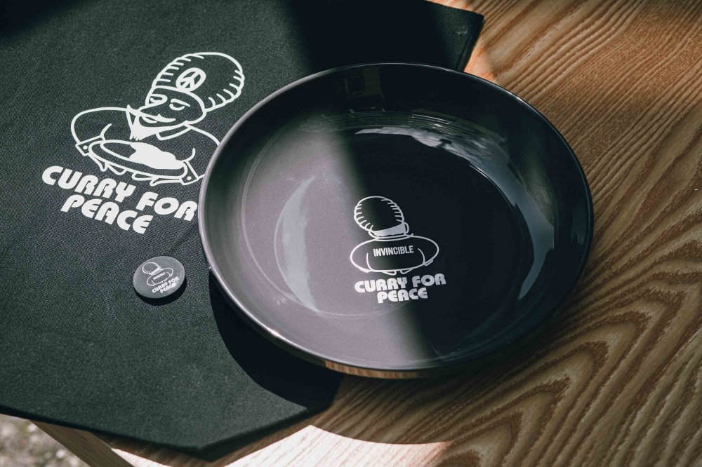每日限量十份！ INVINCIBLE x 人氣咖哩店 Curry For Peace 推出「極黑咖哩限定套餐」，限量黑盤隨餐附！