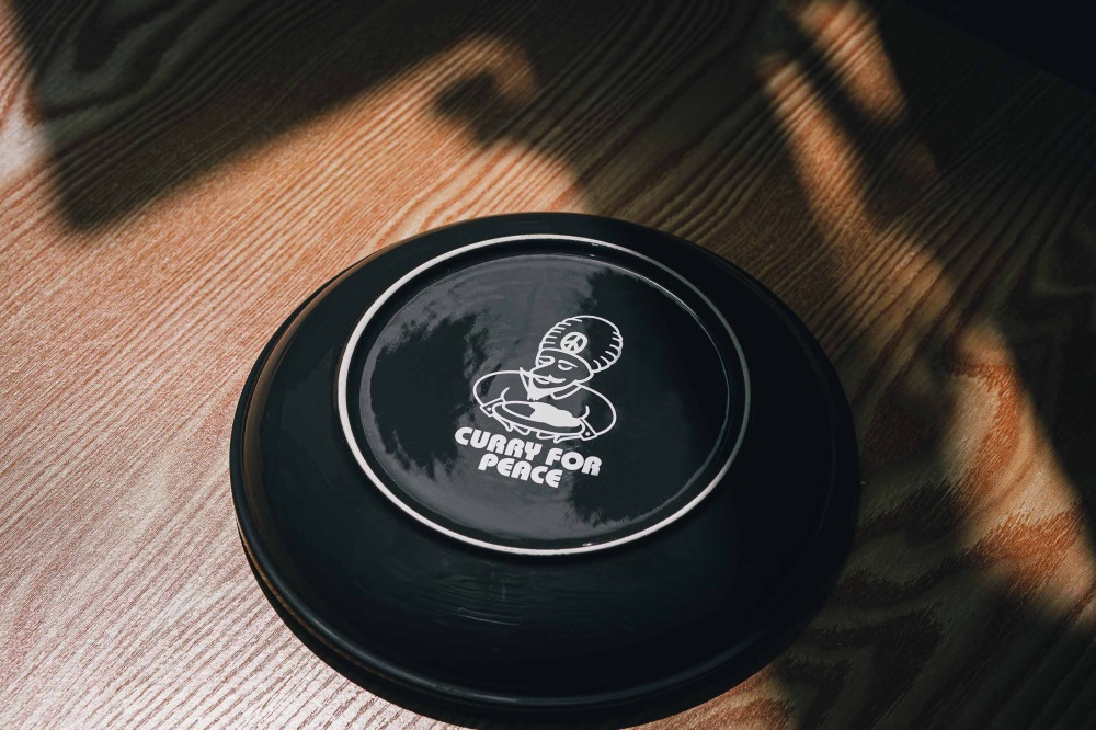 每日限量十份！ INVINCIBLE x 人氣咖哩店 Curry For Peace 推出「極黑咖哩限定套餐」，限量黑盤隨餐附！
