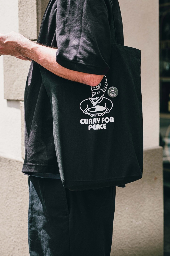 每日限量十份！ INVINCIBLE x 人氣咖哩店 Curry For Peace 推出「極黑咖哩限定套餐」，限量黑盤隨餐附！