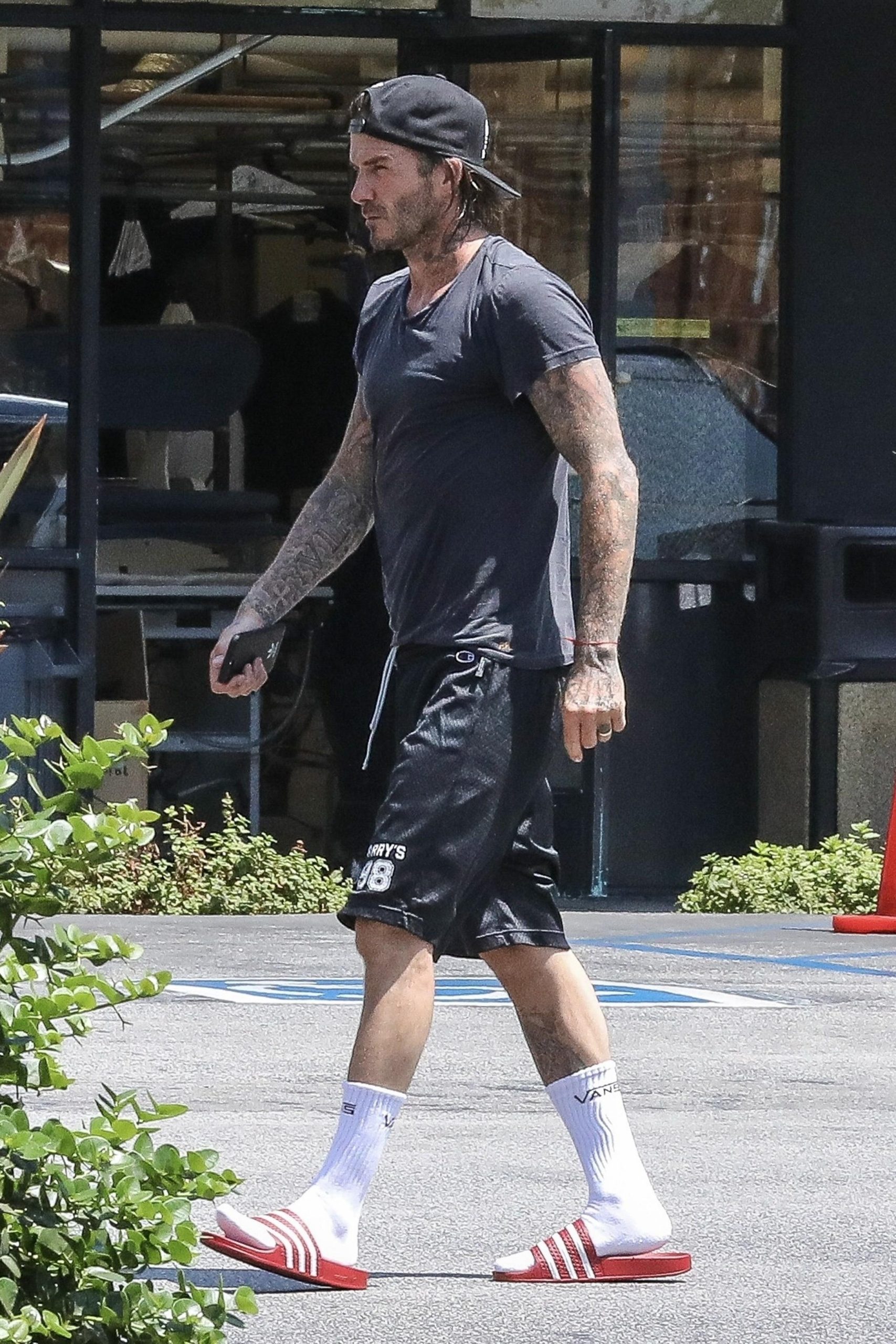 足球金童貝克漢 David Beckham 身著拖鞋配白襪