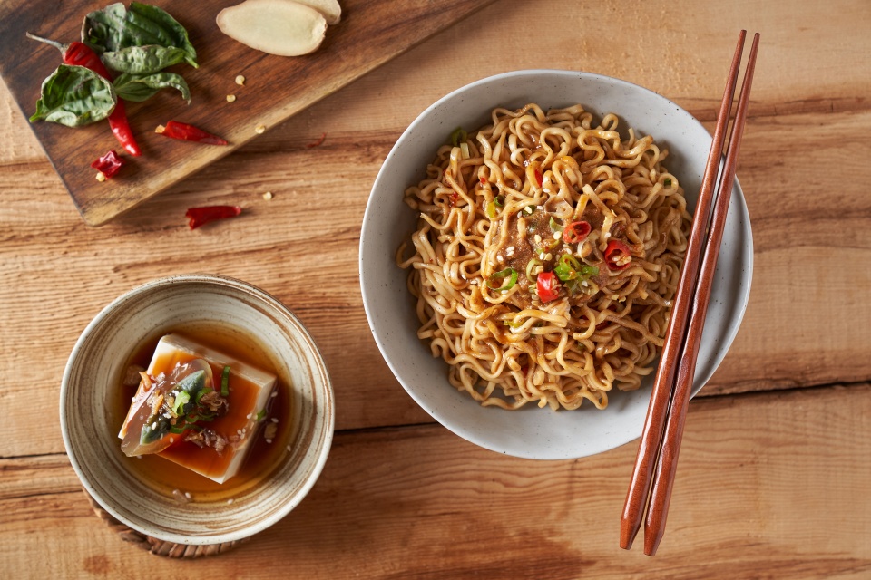 露營輕鬆吃美味！快煮乾拌麵新品牌「巷口拌麵」原籽原味撼動嗜辣味蕾！