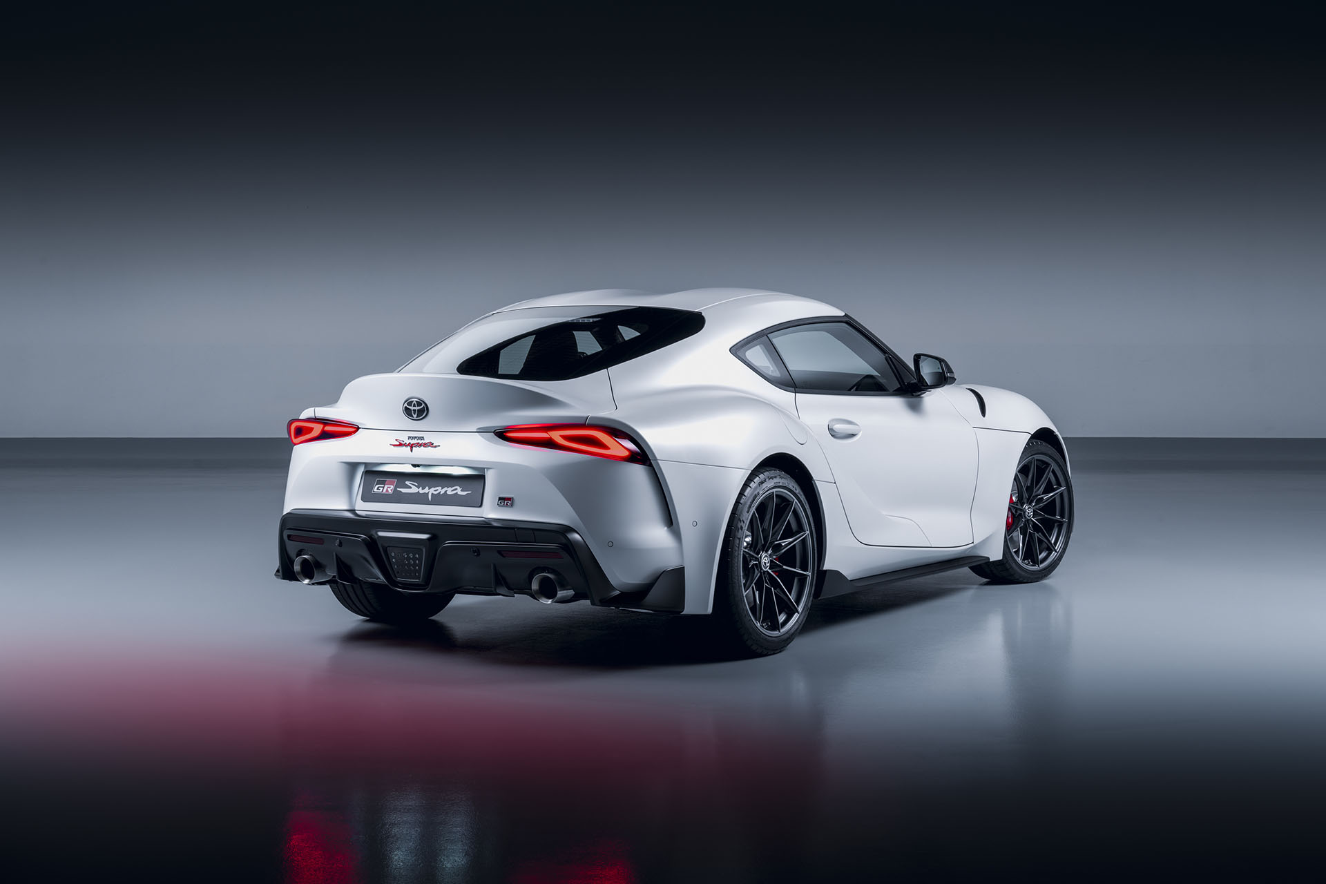 Toyota 為 GR Supra 牛魔王推出更新版本，手擼才是真跑車啊！