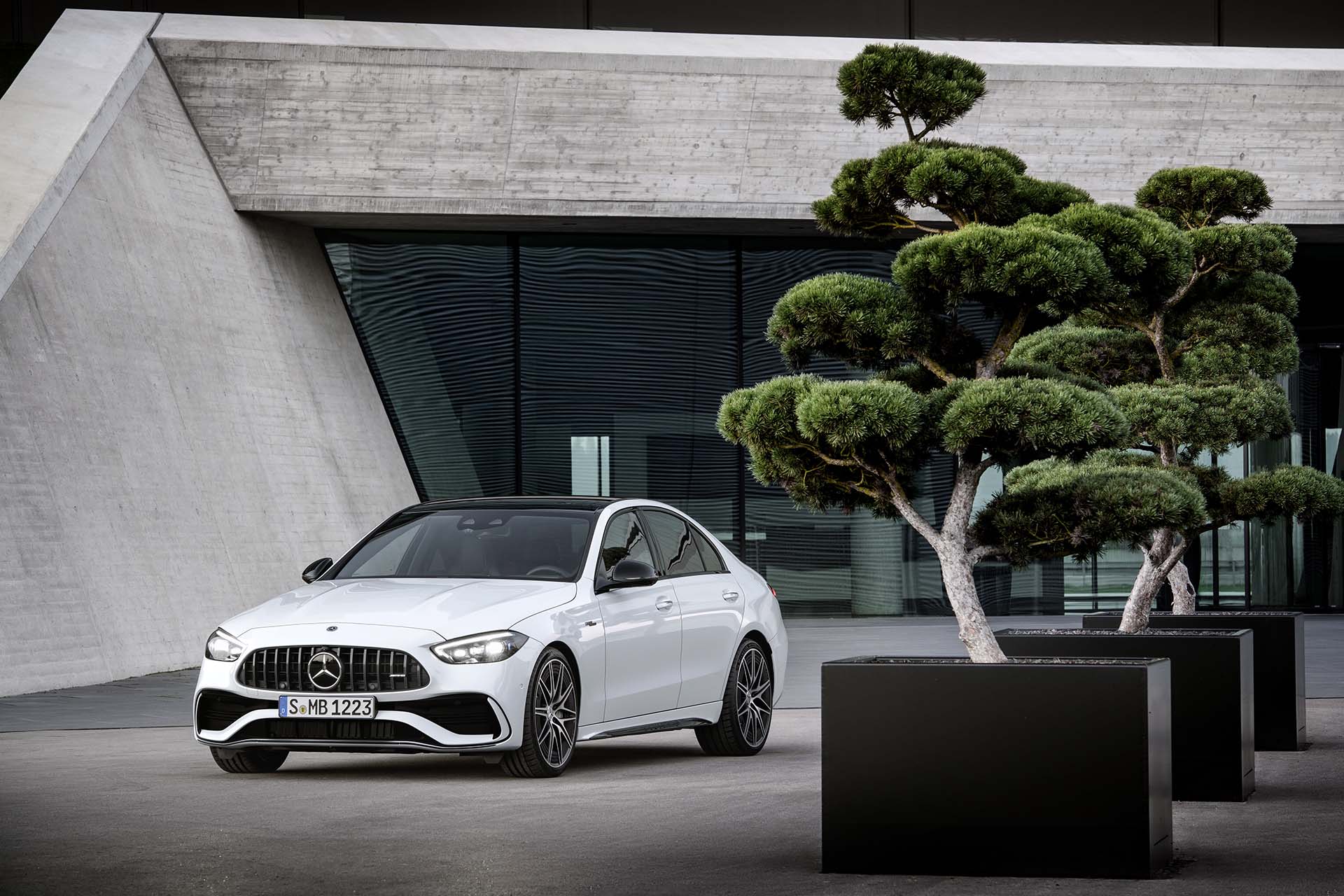 尬油還尬電！Mercedes-AMG 推出 C 43 4MATIC 性能車型，新世代動力著裝！