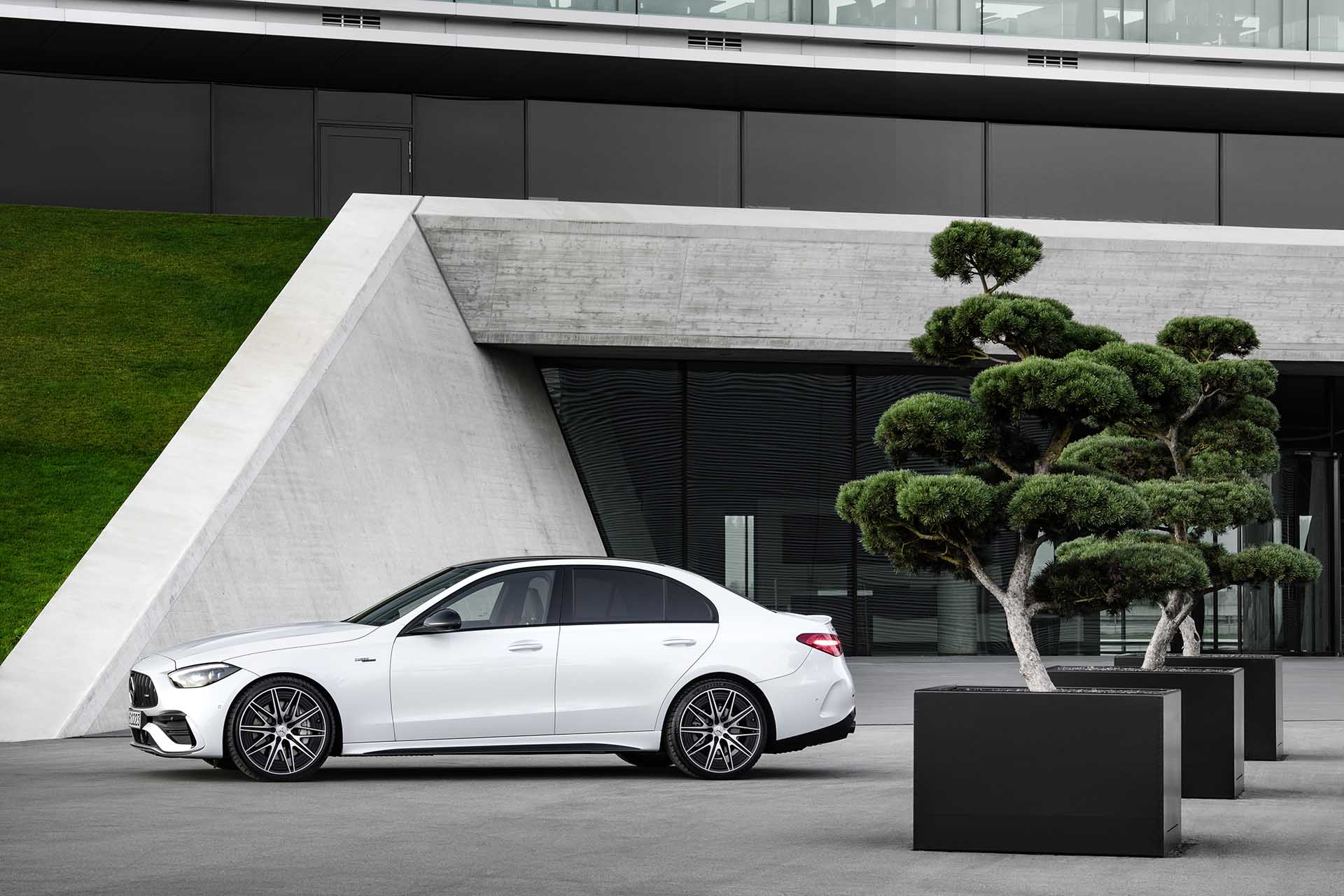 尬油還尬電！Mercedes-AMG 推出 C 43 4MATIC 性能車型，新世代動力著裝！