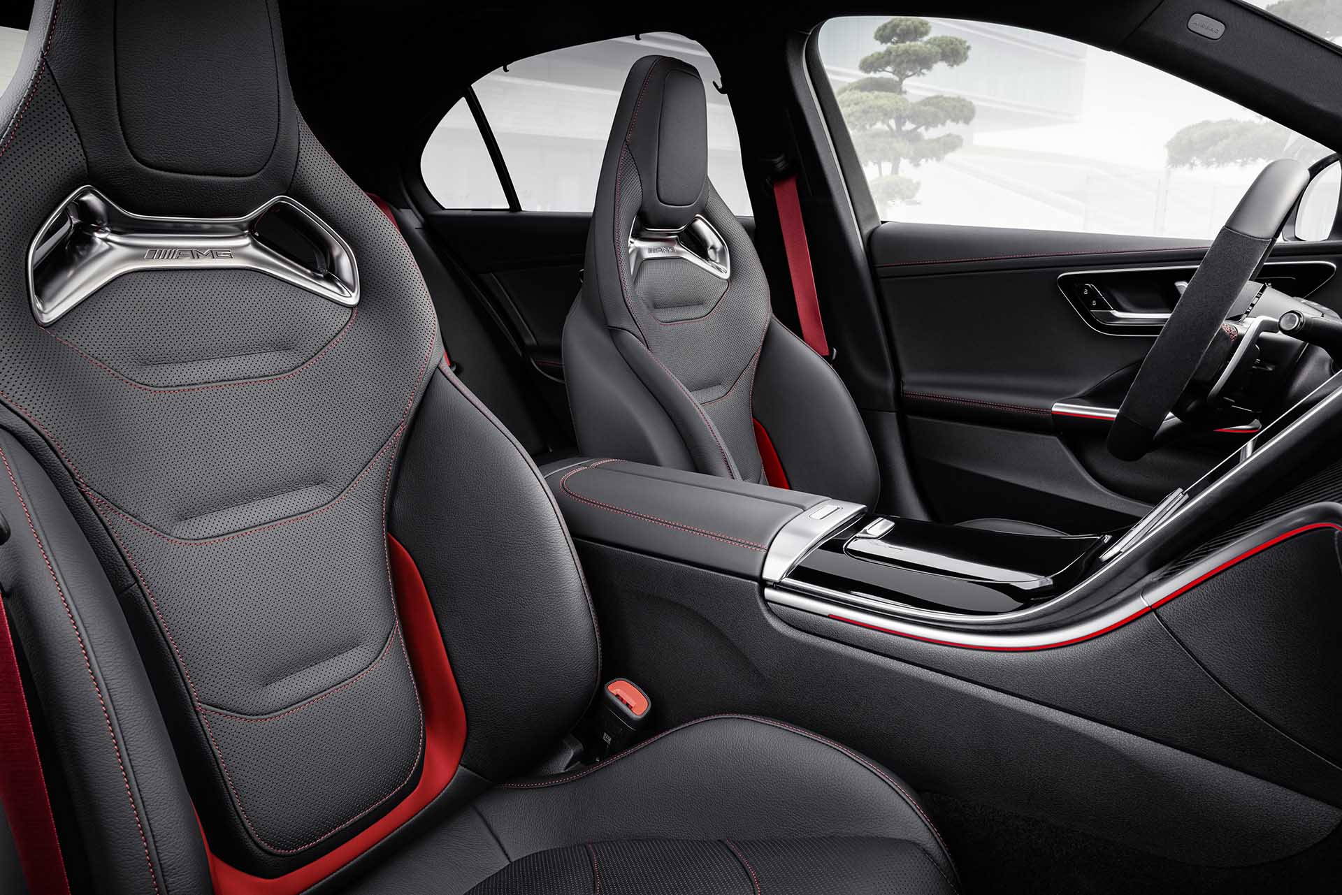 尬油還尬電！Mercedes-AMG 推出 C 43 4MATIC 性能車型，新世代動力著裝！