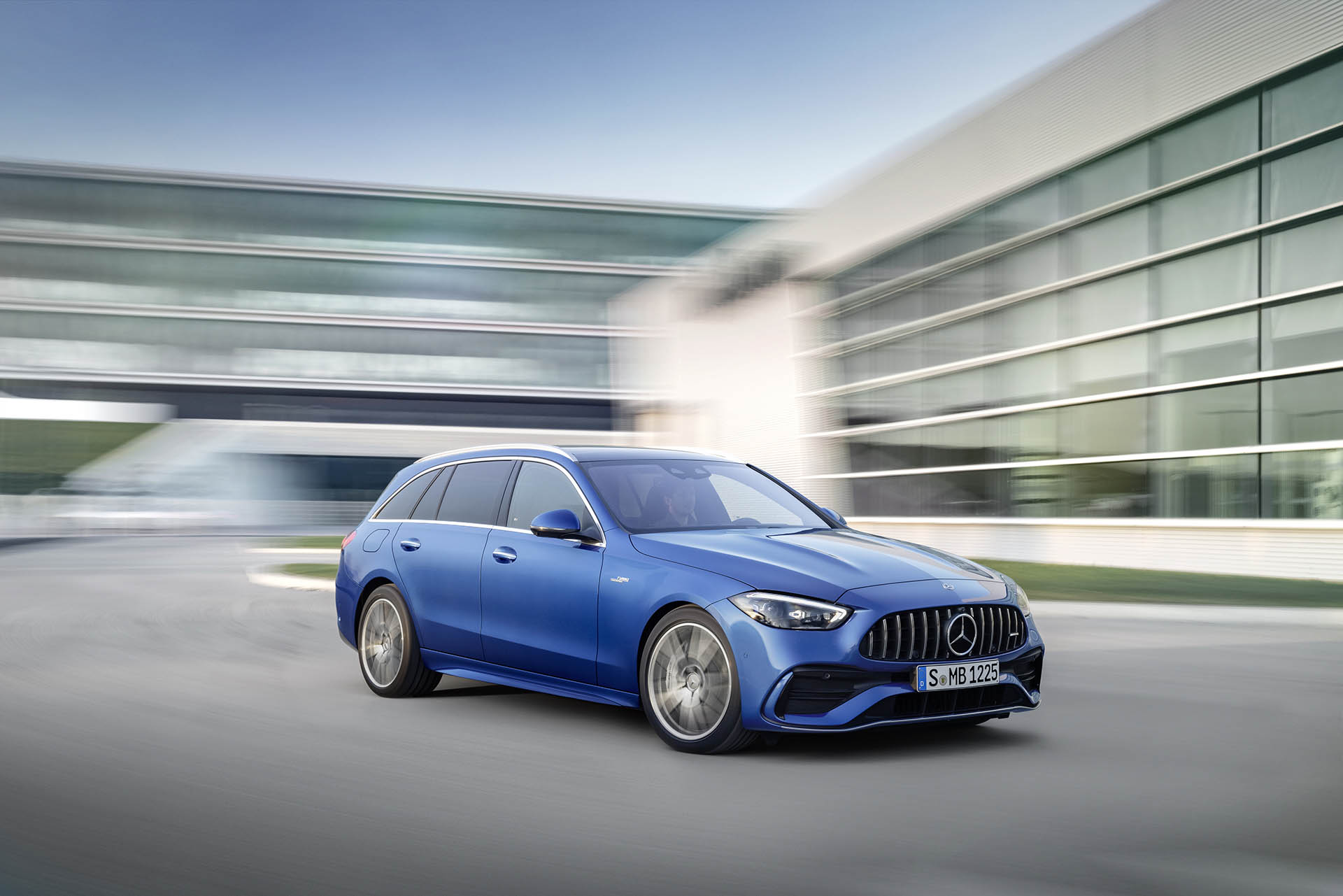 尬油還尬電！Mercedes-AMG 推出 C 43 4MATIC 性能車型，新世代動力著裝！