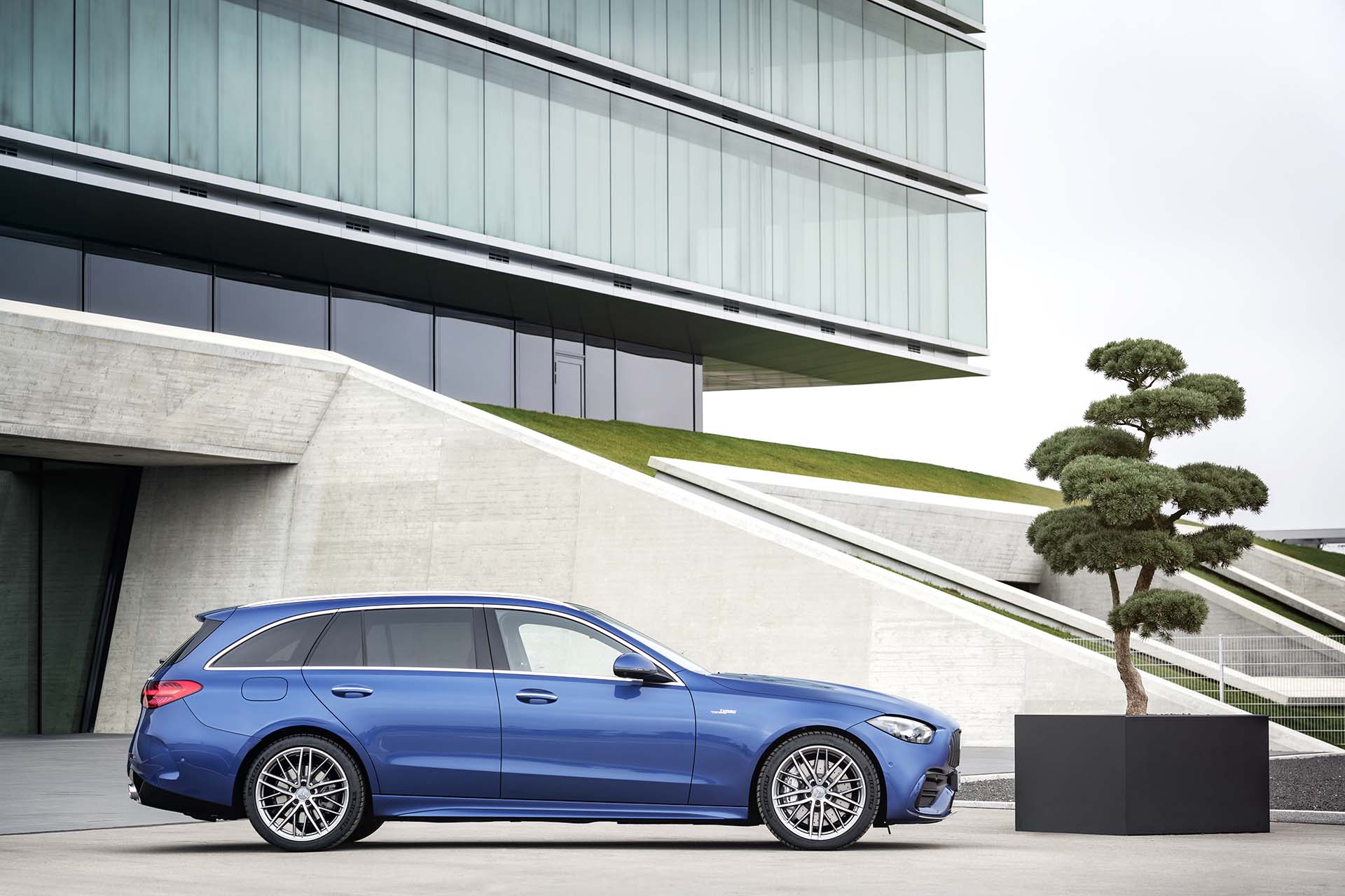 尬油還尬電！Mercedes-AMG 推出 C 43 4MATIC 性能車型，新世代動力著裝！