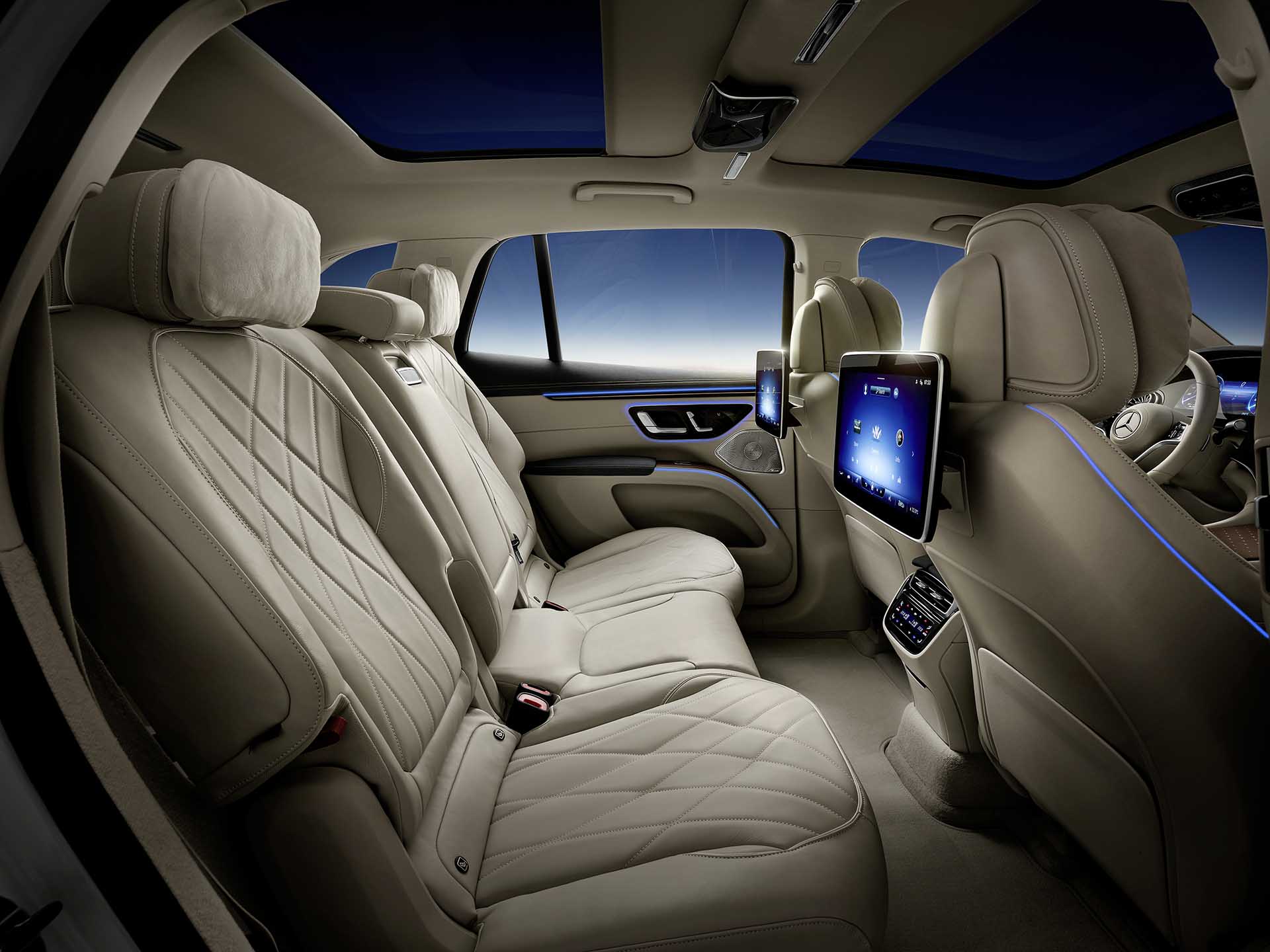 這肯定是要收的！Mercedes-EQ 正式發佈 EQS SUV 休旅車款，正 7 座路上皇宮來著～