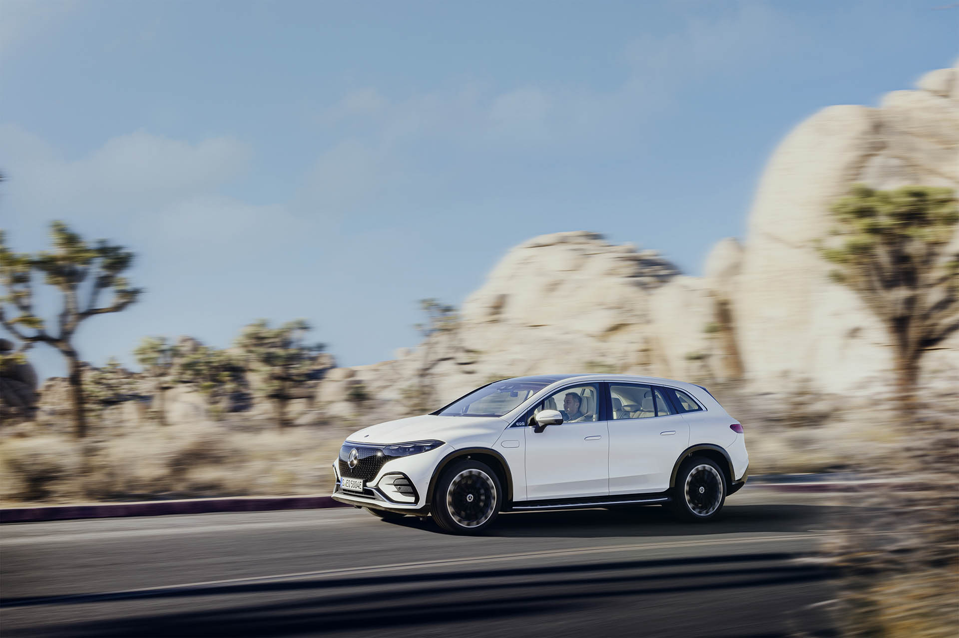 這肯定是要收的！Mercedes-EQ 正式發佈 EQS SUV 休旅車款，正 7 座路上皇宮來著～
