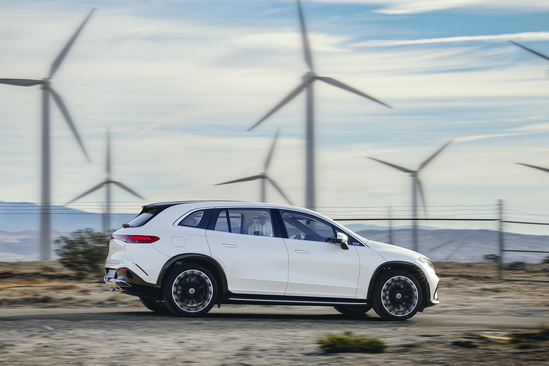 這肯定是要收的！Mercedes-EQ 正式發佈 EQS SUV 休旅車款，正 7 座路上皇宮來著～