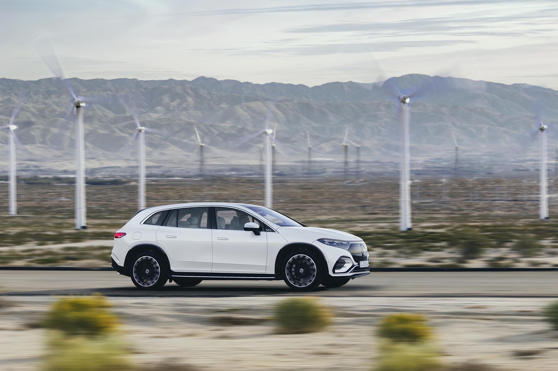這肯定是要收的！Mercedes-EQ 正式發佈 EQS SUV 休旅車款，正 7 座路上皇宮來著～