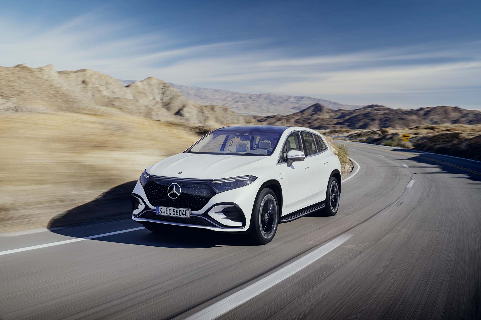 這肯定是要收的！Mercedes-EQ 正式發佈 EQS SUV 休旅車款，正 7 座路上皇宮來著～