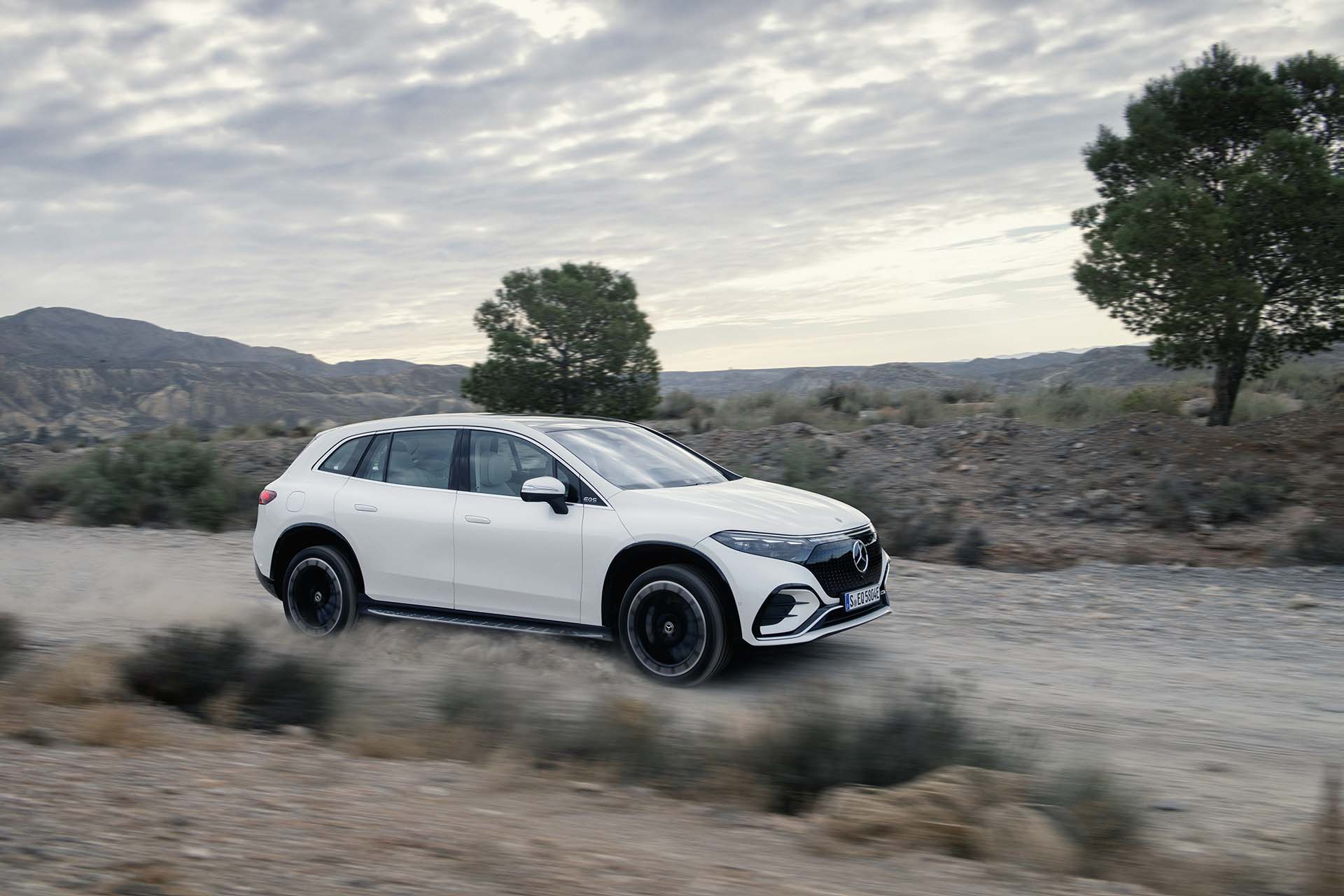 這肯定是要收的！Mercedes-EQ 正式發佈 EQS SUV 休旅車款，正 7 座路上皇宮來著～