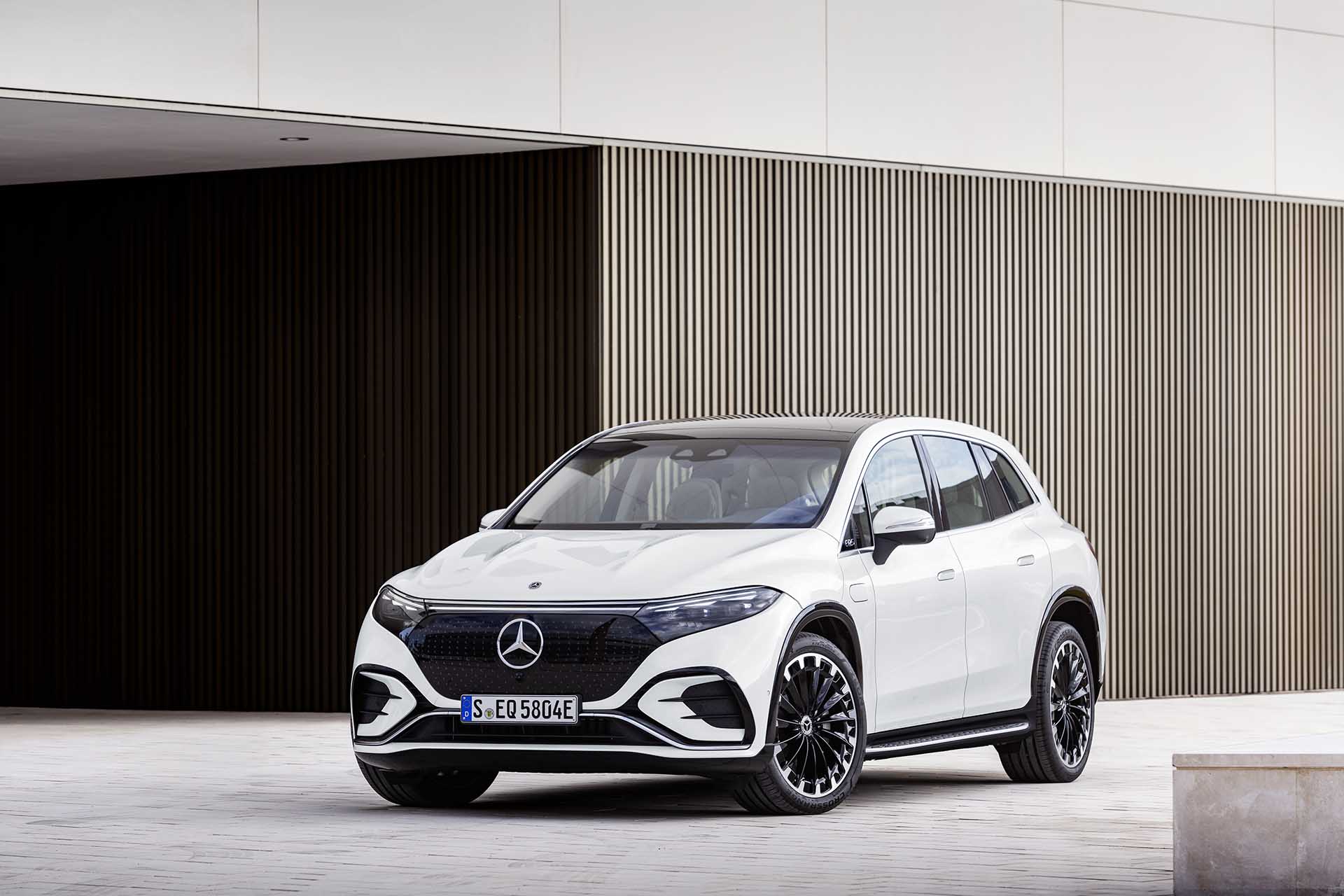 這肯定是要收的！Mercedes-EQ 正式發佈 EQS SUV 休旅車款，正 7 座路上皇宮來著～