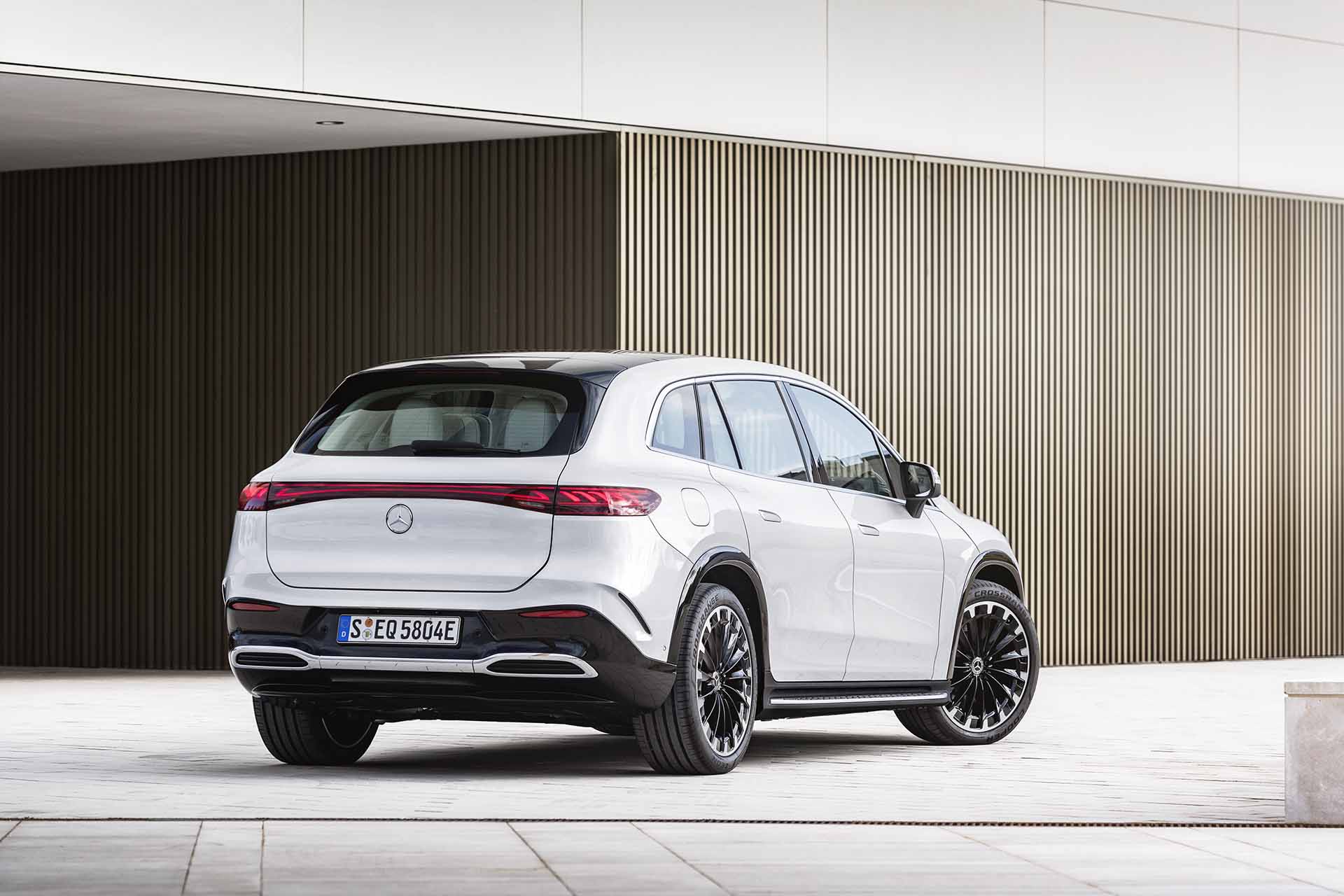 這肯定是要收的！Mercedes-EQ 正式發佈 EQS SUV 休旅車款，正 7 座路上皇宮來著～