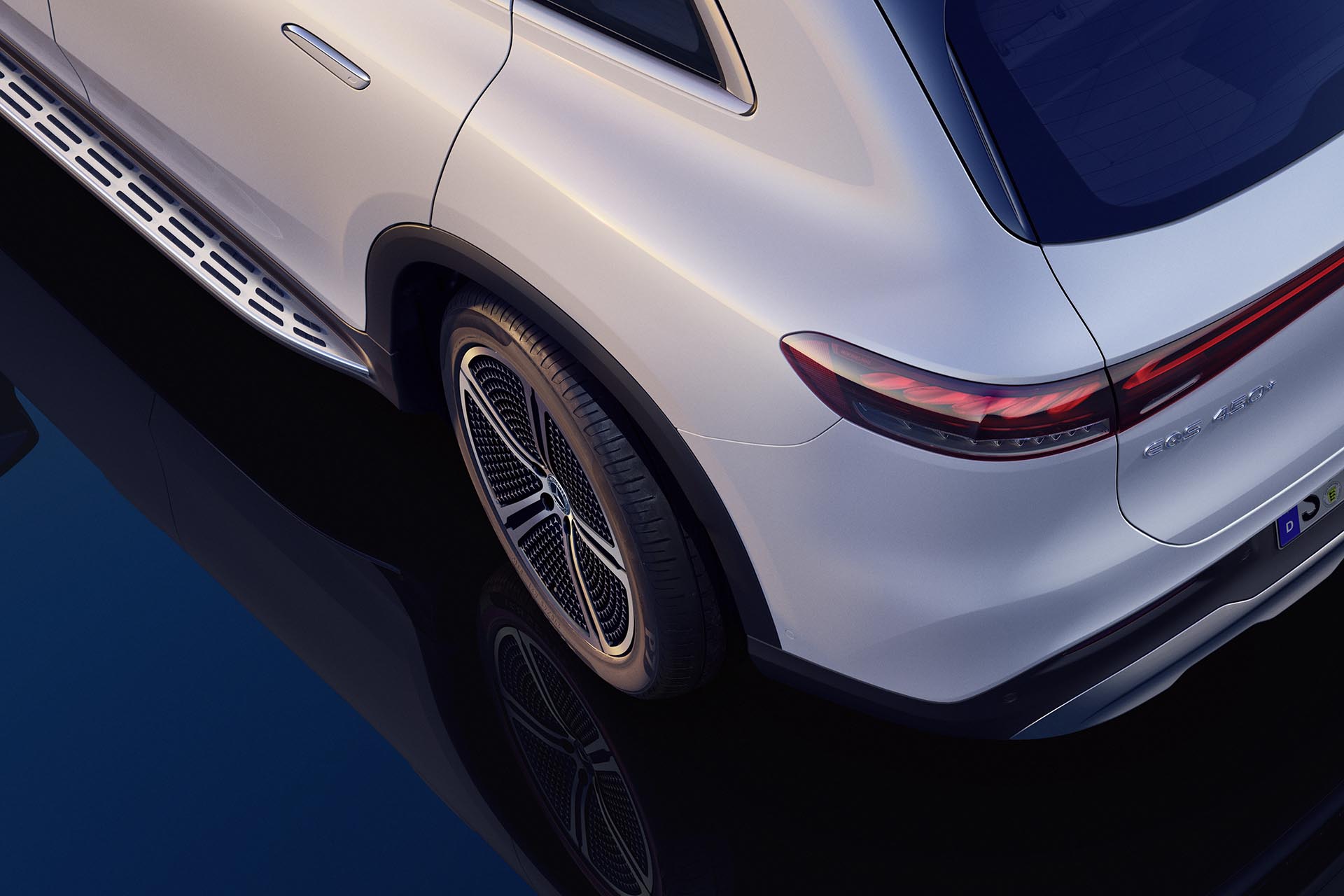 這肯定是要收的！Mercedes-EQ 正式發佈 EQS SUV 休旅車款，正 7 座路上皇宮來著～