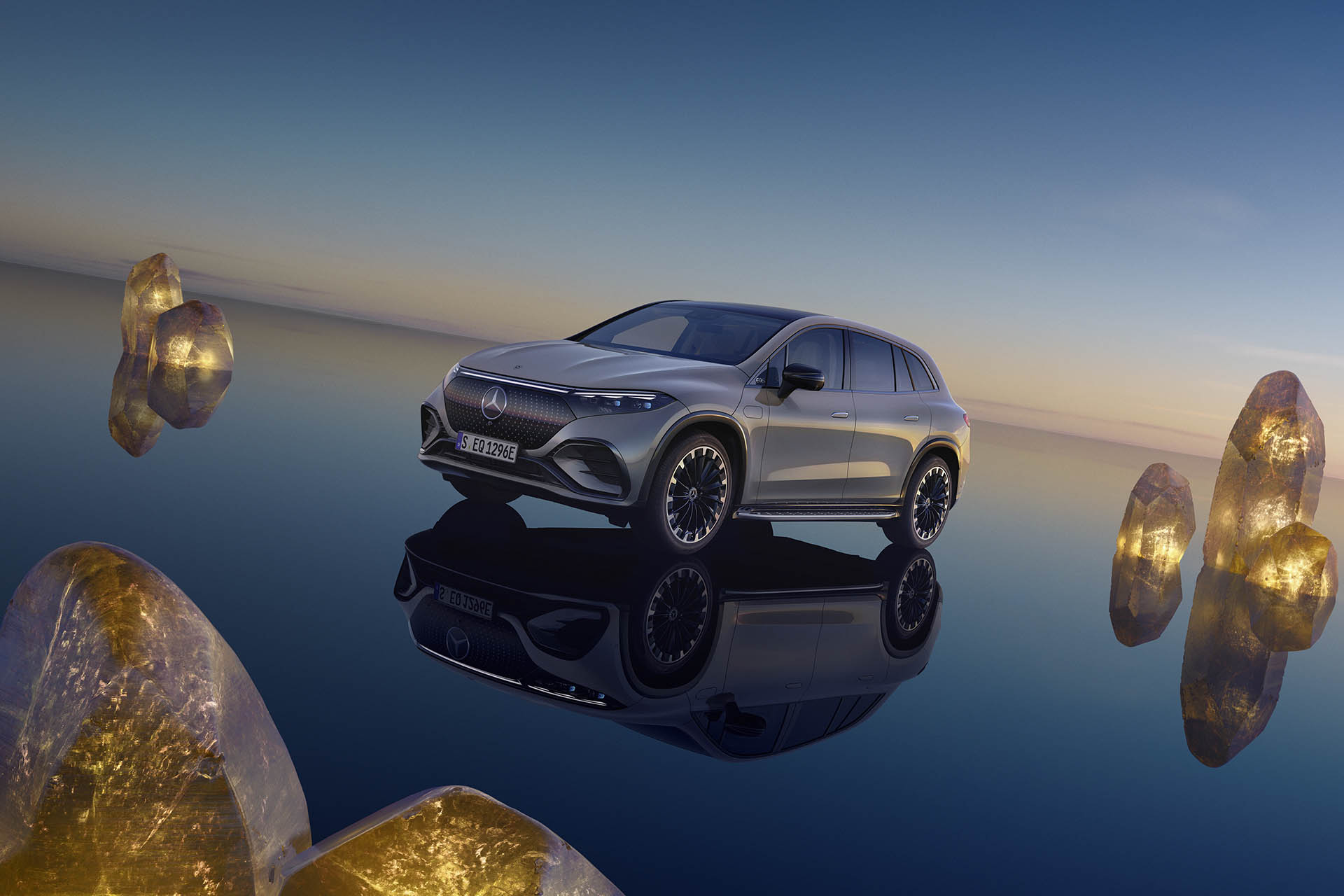 這肯定是要收的！Mercedes-EQ 正式發佈 EQS SUV 休旅車款，正 7 座路上皇宮來著～