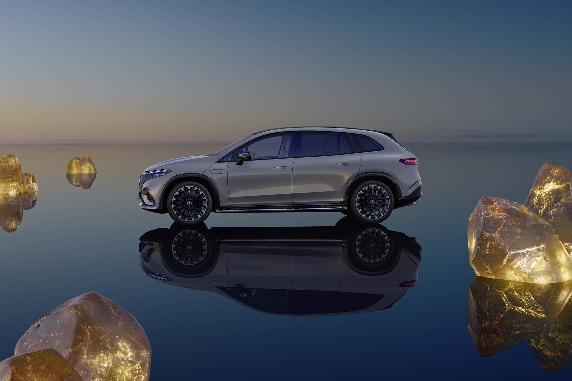 這肯定是要收的！Mercedes-EQ 正式發佈 EQS SUV 休旅車款，正 7 座路上皇宮來著～