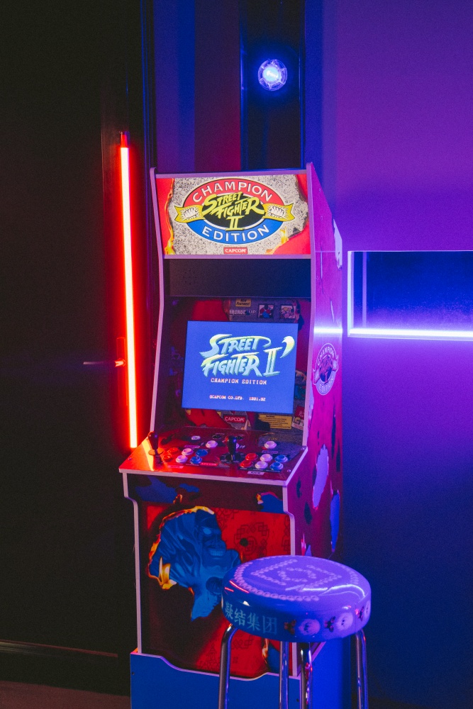 擺在家超級邱！ CLOT x ARCADE1UP 《快打旋風 II》Big Blue 限量版復古家用街機登場，服飾一應俱全！