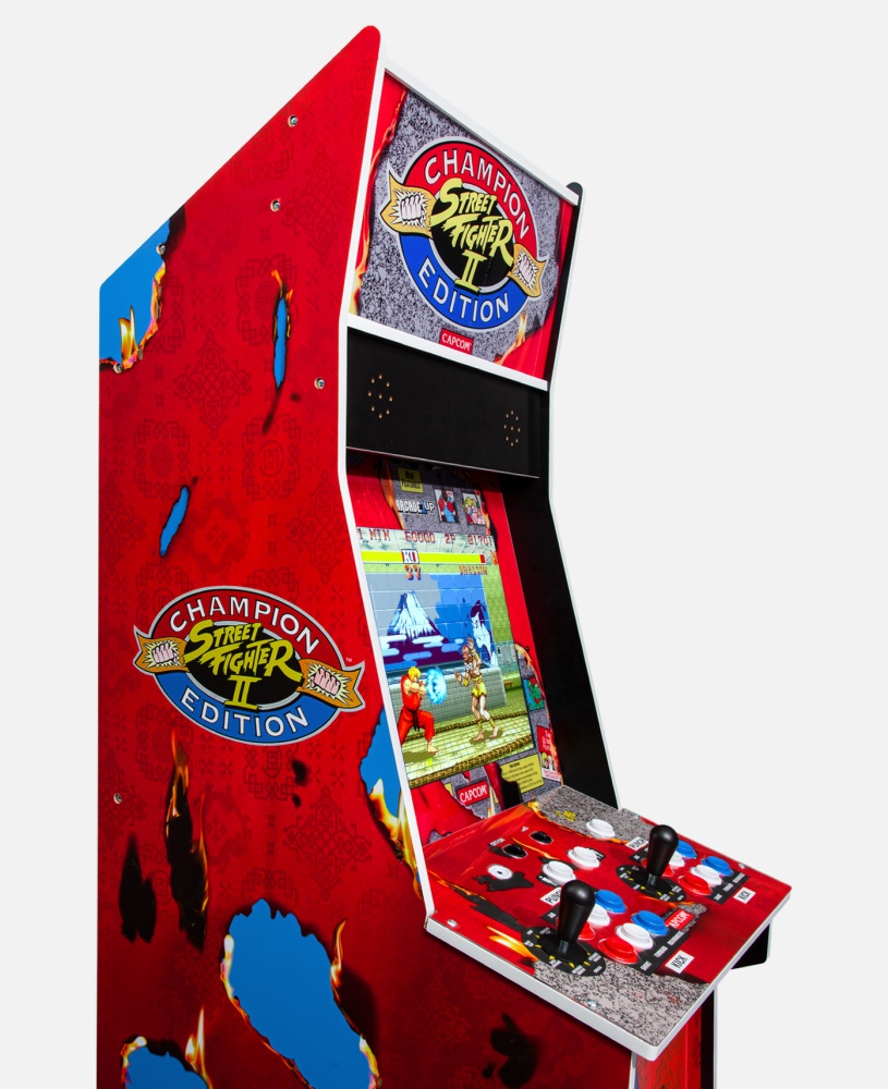 擺在家超級邱！ CLOT x ARCADE1UP 《快打旋風 II》Big Blue 限量版復古家用街機登場，服飾一應俱全！