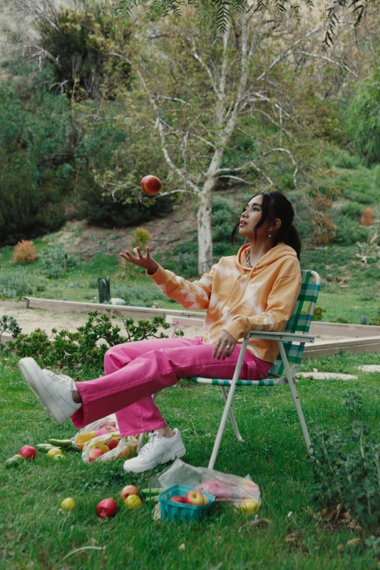 88rising 人氣女昤 NIKI 正爆演繹！ GUESS ORIGINALS 2022 春季系列全新登台